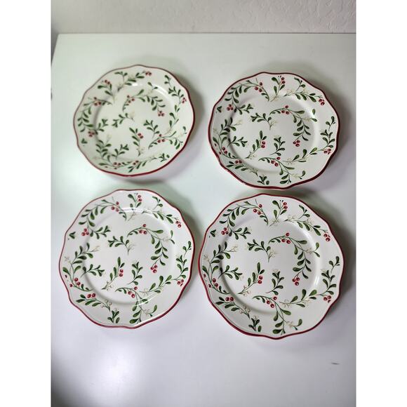 Vintage BETTER HOMES & GARDENS Christmas Holly 8.25" Salad Plates Set of 4 - Picture 1 of 6